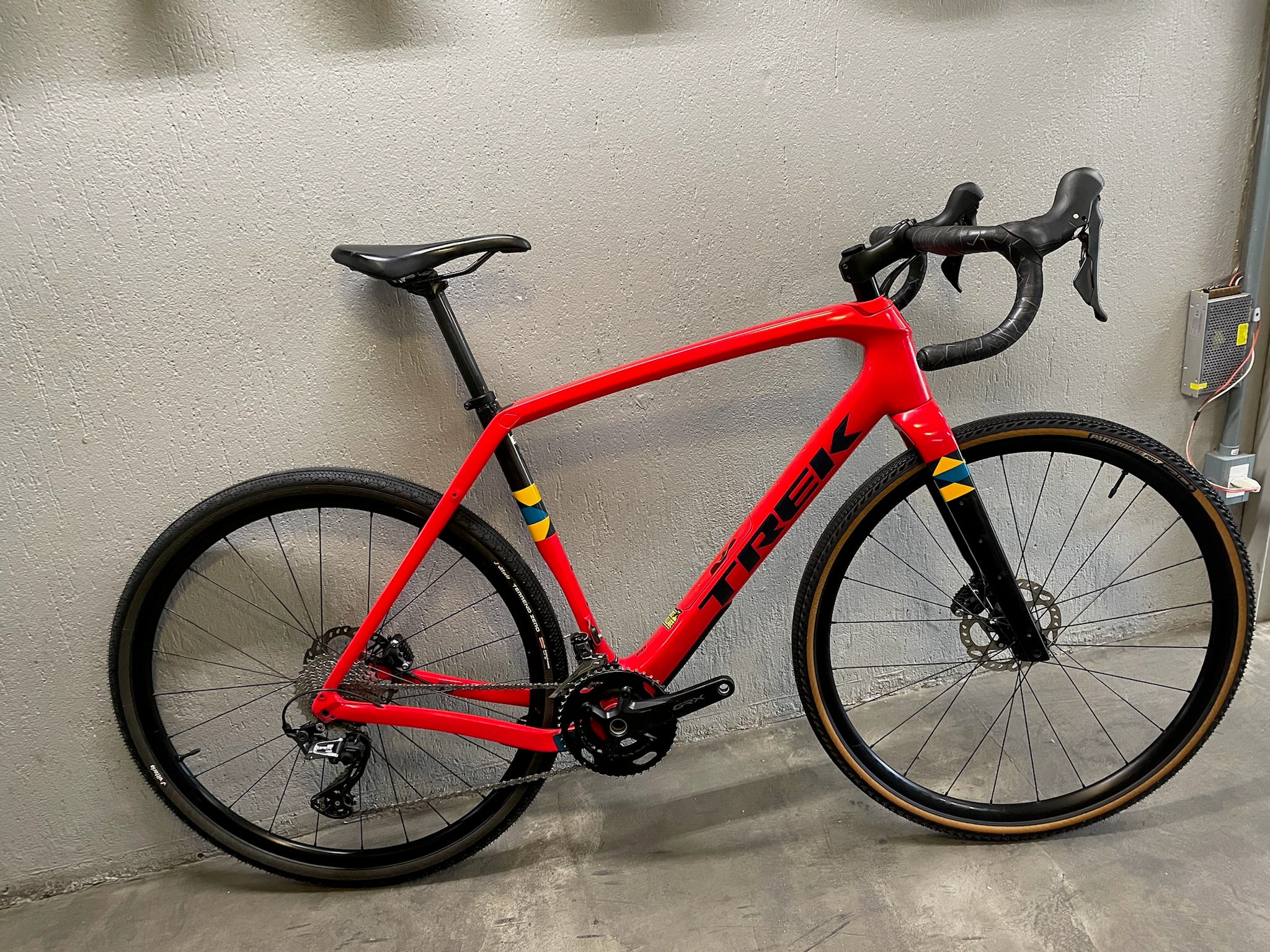 Bicicleta Checkpoint SL5 Carbono 2023 Seminova - Tamanho 58 - Image 3